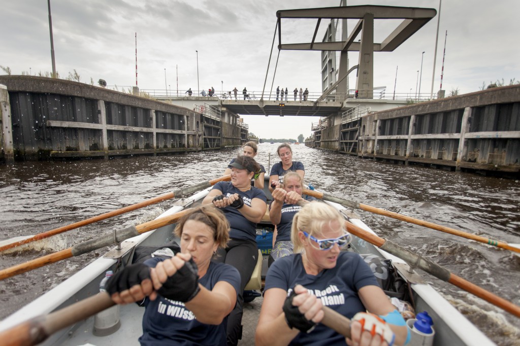 12-9-2015 Zwartsluis Zes dames van het team Voorganck van sloeproeiverniging 'Hattem Roeit' Zwartewaterrace roeien in geleend zesriemssloep Wijsseland de race. foto Herman Engbers