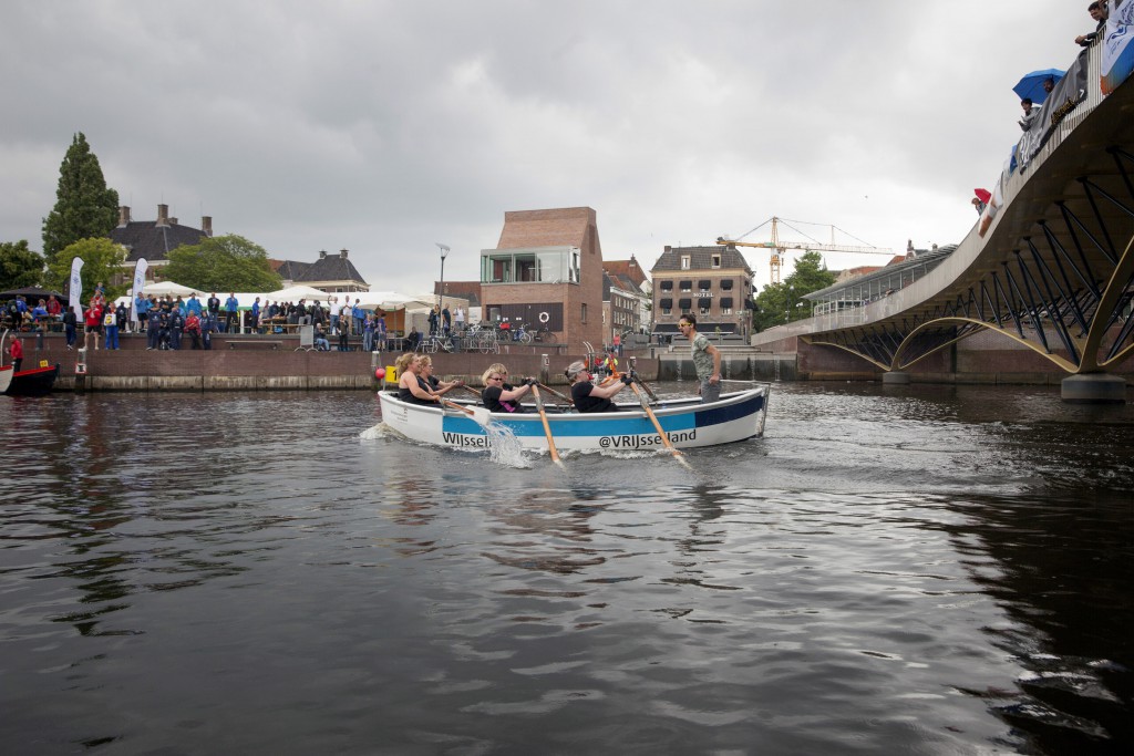 18-6-2016 Zwolle, Het nieuwe team van Hattem Roeit: "Naam Volgt" roeit in de geleende roeisloep, Wijsseland, hun eerste wedstrijd, de Zwolse grachtenrace. foto Herman Engbers
