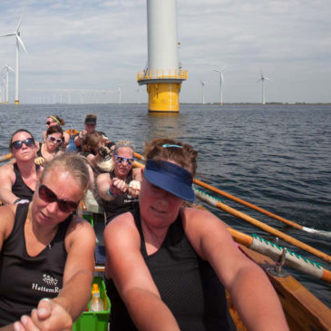 Damesteamsstrijden op het IJsselmeer tussen de windmolens